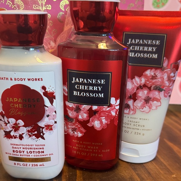 Bath & Body Works Japanese Cherry Blossom Trio - Red & White - Picture 3 of 9